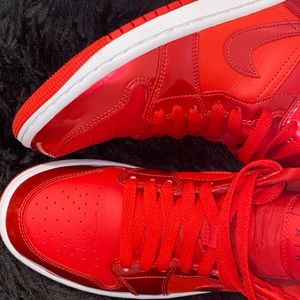 2021
Wmns Air Jordan 1 Mid SE 'University Red Pomegranate'